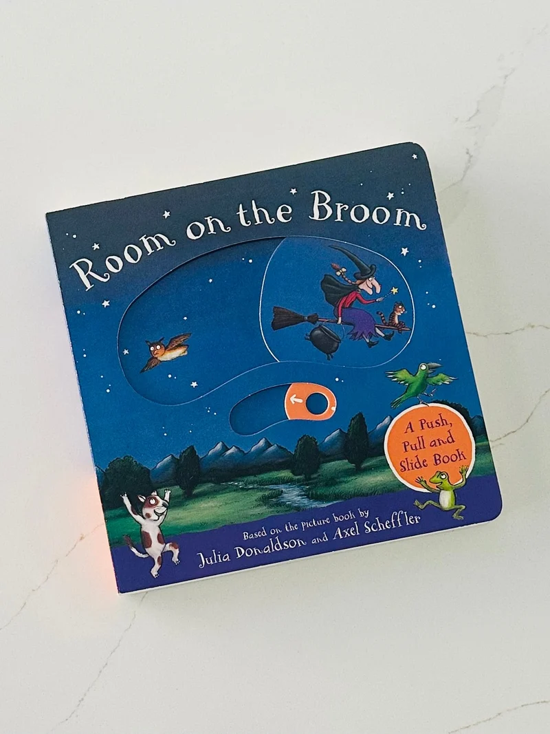 Room on the Broom: A Push, Pull and Slide Book av Julia Donaldson