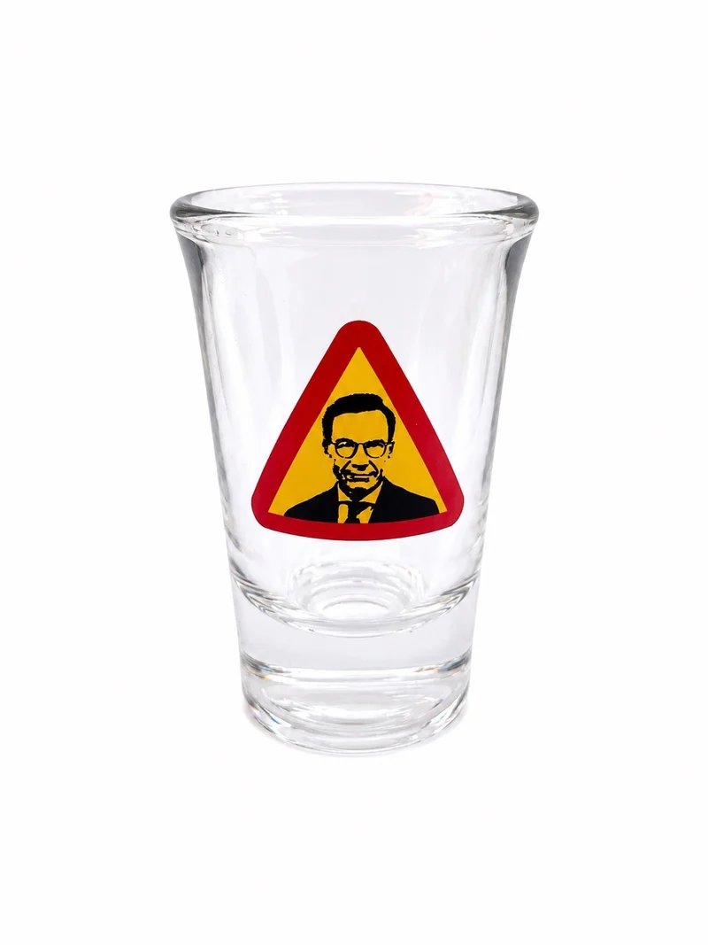 Snapsglas, vägskylt Ulf Kristersson