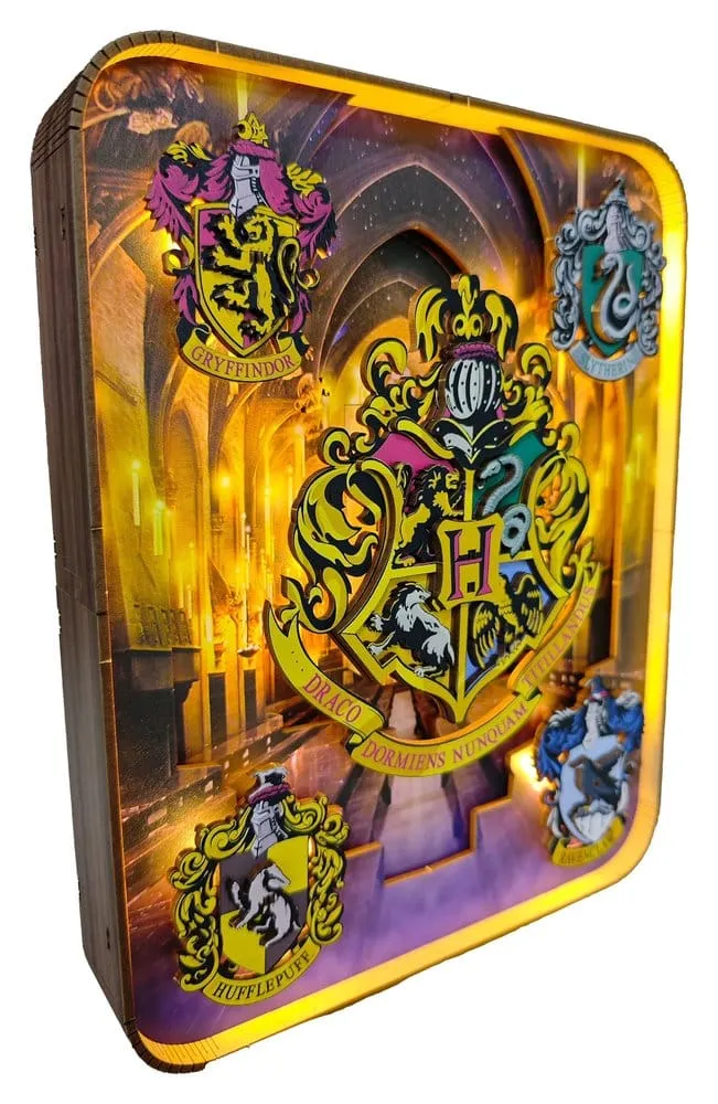 Harry Potter Tiny Adventures Väggfotoram med Hogwarts Emblem i Trä
